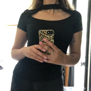 Partytopp i storlek M - Svart partytopp köpt från Even & Odd i storlek M. Använd en gång så är i väldigt fint skick! Köparen står för frakten och jag kan samfrakta om man är intresserad av något annat plagg jag säljer!🌸