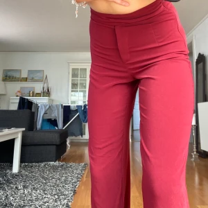 Bikbok röda byxor - Röda byxor från bikbok, storlek 34, säljer för 120 kr inkl frakt, vid snabb affär kan vi diskutera priset