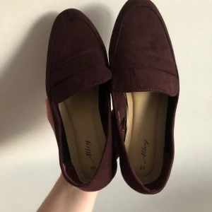 Vinröda loafers i strl 39! - Vill sälja mina vinröda loafers. Finns en liten klack (se bild). 