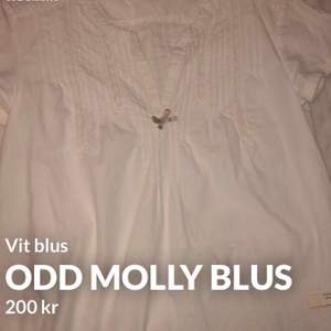 En helt oanvänd blus från Odd Molly Haft den i garderoben länge men aldrig använt den.  Storlek 0 tror de motsvarar Xs Köpt för ca 600-900kr säljer för 200kr 
