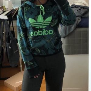 Adidas Hoodie - Supersnygg oanvänd Adidas hoodie!  Meddela mig vid intresse! Budgivning om fler är intresserade!