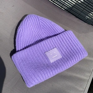 Acne mössa  - Lila mössa ifrån acne studios som är endast testad, köpt för 1100 men säljes för 620. 
