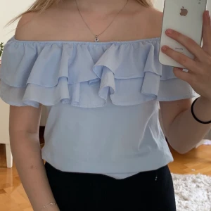 Topp i storlek M - Topp ifrån H&M. Kan funka i storlek S. Använd ett fåtal gånger. Nypriset var ca 249 kr och säljer nu för 100 kr.