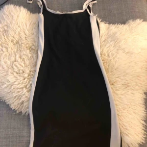  - Figurnära knälång klänning 