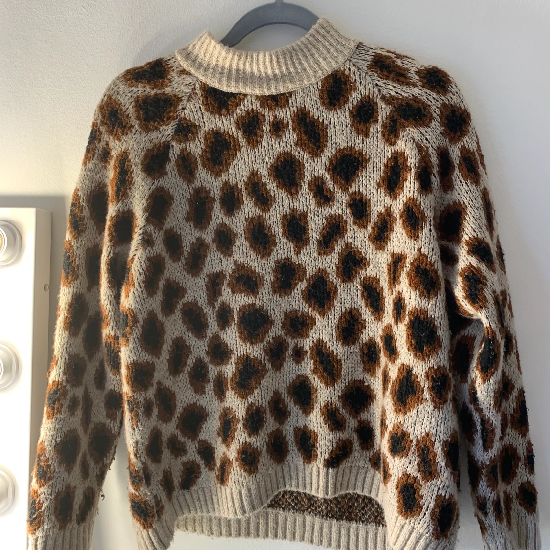 Stickad leopard mönstrad tröja