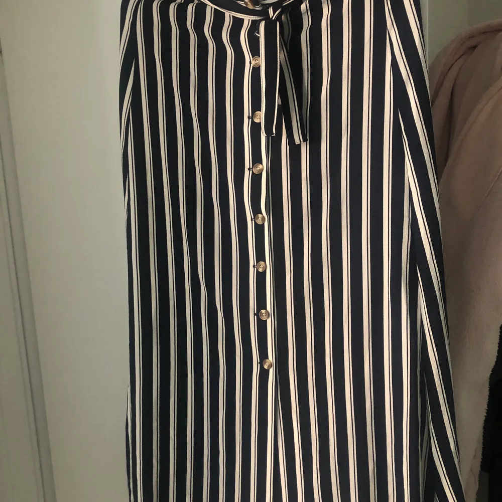 En fin randig långkjol med knappar fram, aldrig använd ifrå Vero Moda. Hameet.