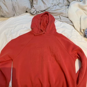 Röd hoodie - Röd hoodie där det står Rêveuse. Storlek M men funkar om du är S även. Startat budgivning vid 50kr