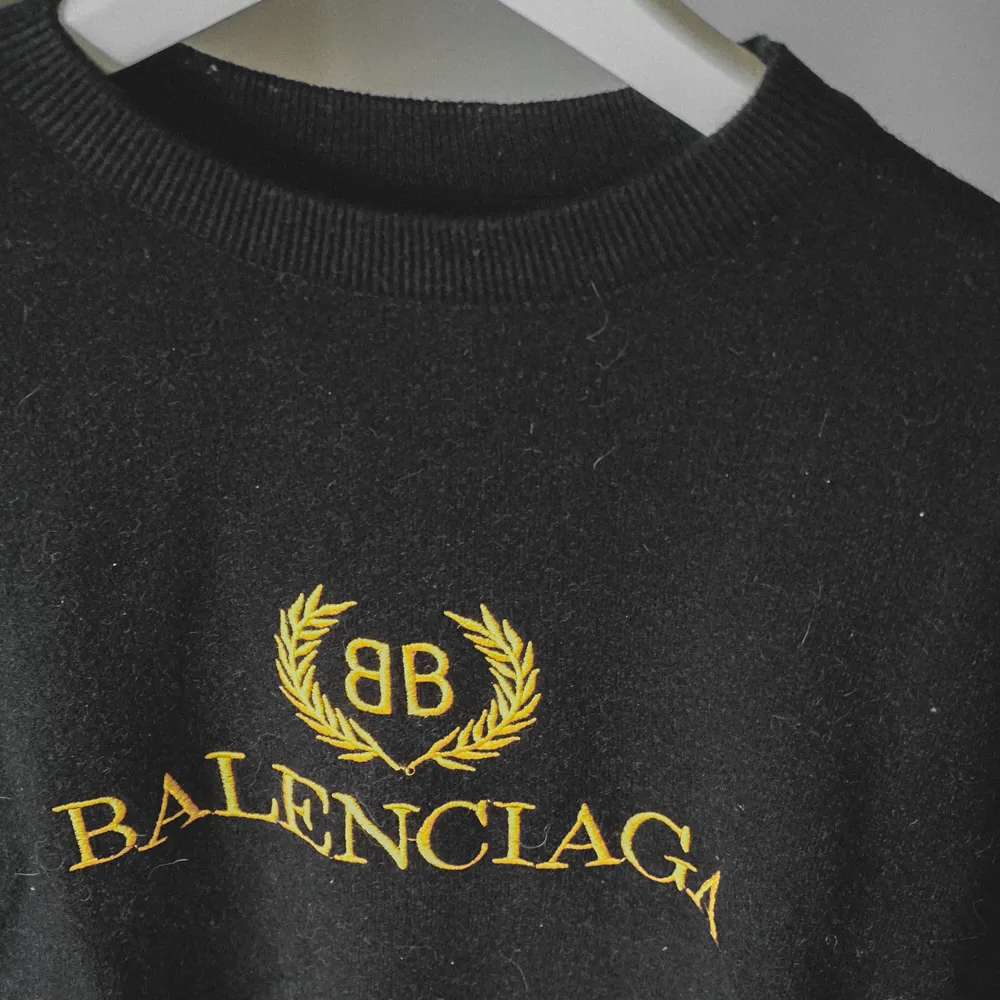 Stickad långärmad broderad Balenciaga replika tröja. Bra höst/vinterplagg. Har vanligtvis L och denna är lite liten på mig tyvärr. Stickat.
