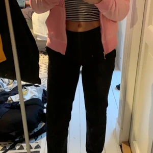 Juicy couture kofta  - Jag säljer nu denna fina och nästintill oanvända koftan från juicy couture. Nypris 1100, säljer då den tyvärr inte har kommit till någon användning! Priset kan diskuteras. Om det är fler som vill ha den så blir det budgivning i kommentarerna!