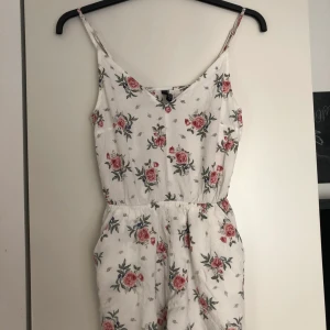Jättefin blommig byxdress!! - Använd ett fåtal gånger, så fin blommig enkel vit byxdress från hm!! Jättesomrig och väldigt sval och skön, extra fin med en liten tan ;)! Storlek 34 men med stretchigt midjeband så passar både mindre och lite större! 94kr inklusive frakt!!