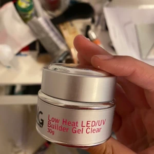 Gelé till naglar - Den ena (15 gr) är endast använd en gång så den är nästan helt full, och den andra (30 gr) är aldrig öppnad. Nypris på den lilla är 125 och den andra är 187, alltså 312 kr. Dem är från nagelgiganten. Lilla säljes för 80 den andra för 100, båda för 150