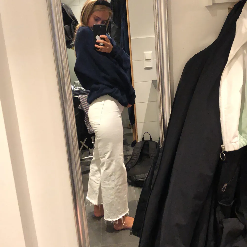 Vita Zara jeans som har blivit för små. Frakt tillkommer:). Jeans & Byxor.