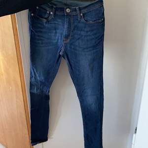 Mörkblåa jeans från jack & Jones! Inte använda mycket och är i jättebra skick, supersköna skinny fit jeans. Köpare står för frakt och jag kan även mötas upp.