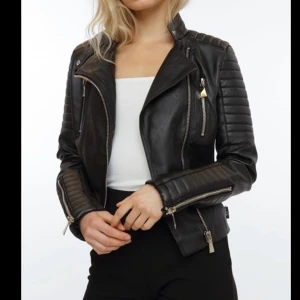 Skinnjacka  - St 38 passar även 36, i fint skick 