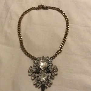 Halsband Jade & Jadper - Detta halsband är helt nytt och har aldrig använts. Originalpriset är 1200kr. Hör av dig för mer information! 