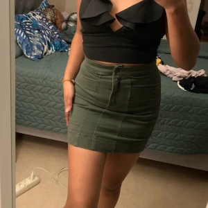 Kjol från H&M i storlek 34 - Säljer denna kjol från H&M. Kan frakta och mötas upp i Stockholm 