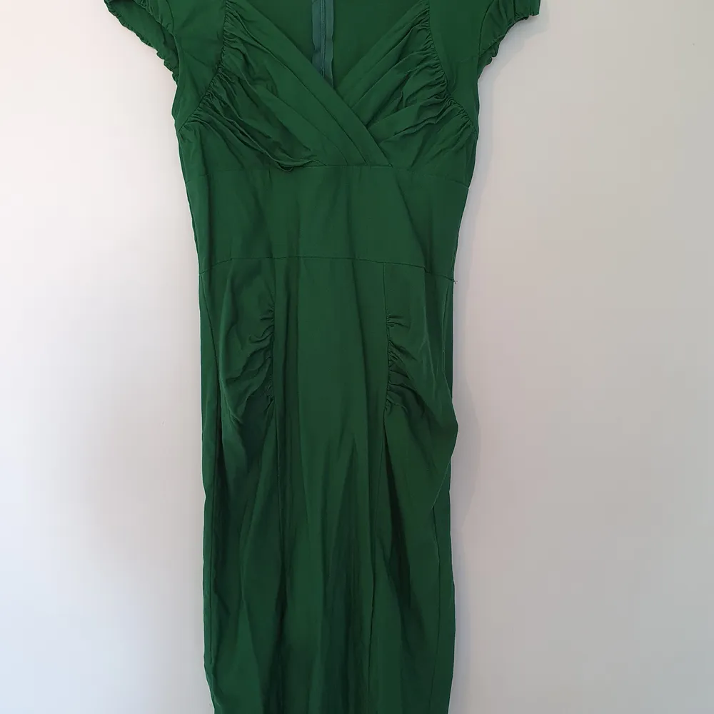 Elegant, green,  v neck dress, midi.. Kjolar.