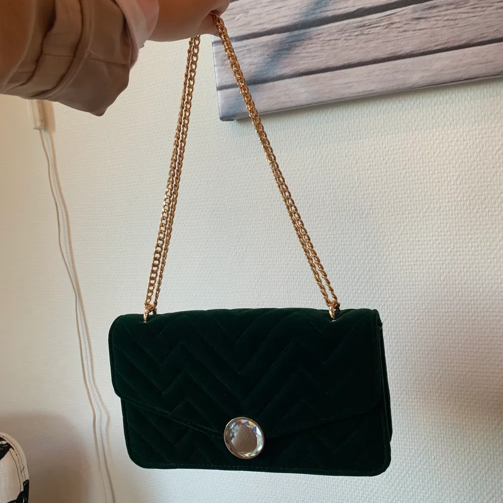 Jätte fin trendig Oanvänd mörkgrön handväska med guld & diamant detaljer😍😍 Älskar väskan men har så mycket😭😭 140kr eller bud🌟. Väskor.