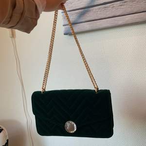Jätte fin trendig Oanvänd mörkgrön handväska med guld & diamant detaljer😍😍 Älskar väskan men har så mycket😭😭 140kr eller bud🌟
