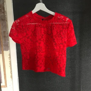 Röd top.  - Jätteröd top! Köpare står för frakt 💃