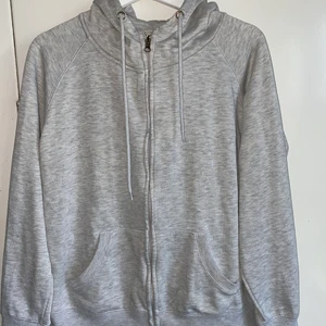 Superfin och mysig ziptröja! - Superfint skick, som ny bortsett från en liten liten fläck (se bild två) man lägger knappt märke till den om man inte kollar väldigt noga! Storlek L men passar nog bra på S-XL🥰 priset kan diskuteras! Köparen står för frakt! ERBJUDANDE: 2 ziphoodies 170kr🥵
