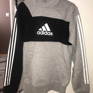 Adidas tjocktröja - Denna tjocktröjan är från Stadium med märket Adidas. Har använts en gång och är inte så gammal heller. Mycket bra skick! 