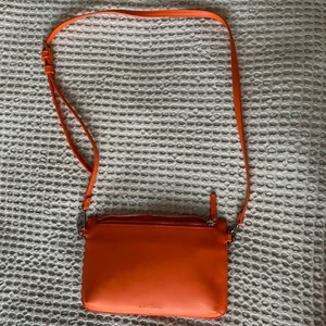 Carin Wester väska - Väska från Carin Wester. Använd en gång så i jättefint skick. Köparen står för frakten. Priset kan diskuteras!