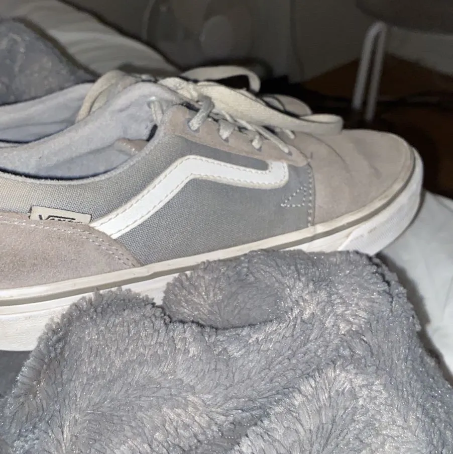 Gråa vans skor som är använda fåtal gånger men är lite smutsiga, går säkert att tvätta i tvättmaskinen för att dom ska bli som nya. Annars är dom jätte fina. Skor.