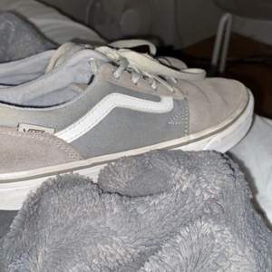 Gråa vans skor som är använda fåtal gånger men är lite smutsiga, går säkert att tvätta i tvättmaskinen för att dom ska bli som nya. Annars är dom jätte fina