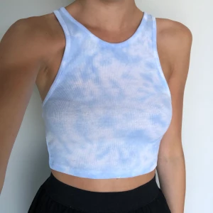 Tiedye linne 7’ - Ett supersnyggt tie-dye färgat linne i en croppad modell. Har aldrig använt så det är nyskick. Frakt tillkommer på 25kr. Eftersom dessa linnen är väldigt populära och många vill köpa är det viktigt att man kan swisha direkt! :) se min profil för fler!!