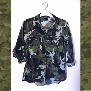 Skjorta i Kamouflage - Strl L - Kamouflagemönstrad skjorta från Newyorker i storlek L (funkar även i storlek M ifall du vill ha den något oversized). Går ner lite längre än höftbenet. Uppvikbara ärmar, 2 bröstfickor, och i material aningen strävare utanpå än bomullstyg.