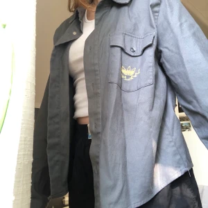 Vintageskjorta - En old school adidas skjorta! Riktigt skön. Köparens står för frakt och hör av er för fler bilder 