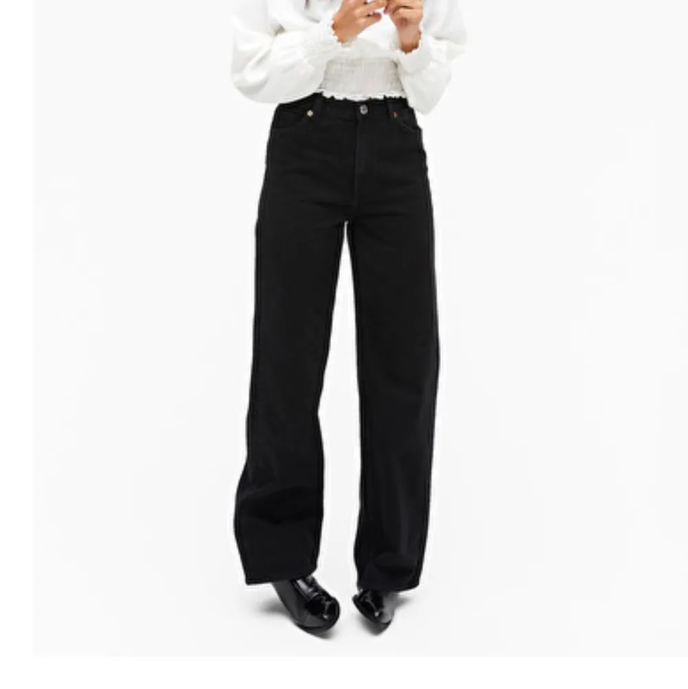 Monkis populära Yoko jeans i färgen svart, säljer dessa pågrund av att fel storlek. Testat, men inte använt dem. Köparen står för frakten (63kr). Går även att mötas upp i stockholms området. För tillfället slutsålda på Monkis hemsida.. Jeans & Byxor.