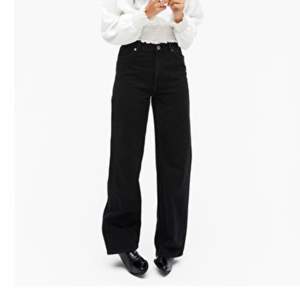 Monkis populära Yoko jeans i färgen svart, säljer dessa pågrund av att fel storlek. Testat, men inte använt dem. Köparen står för frakten (63kr). Går även att mötas upp i stockholms området. För tillfället slutsålda på Monkis hemsida.