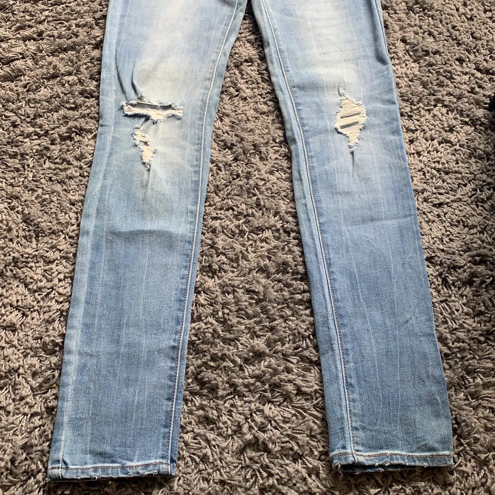 Jeans i väldigt bra skick från Levis! Säljes då jag köpte dem online men de är lite för små för mig, tyvärr.. Jeans & Byxor.