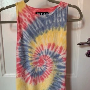Tie dye body 💫 Storlek M - Body från Stay, storlek M 💫 nyskick. Kan mötas upp vid Fridhemsplan alternativt skicka (frakt tillkommer isf) 🌸