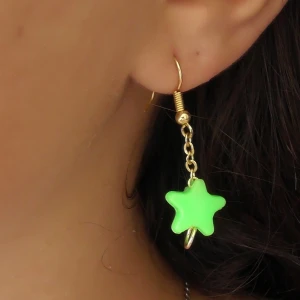 Örhängen🤗⚡️😘🥰 - Säljer ett par örhängen som jag gjort själv⚡️✨🧚‍♀️ frakt tillkommer⚡️⚡️