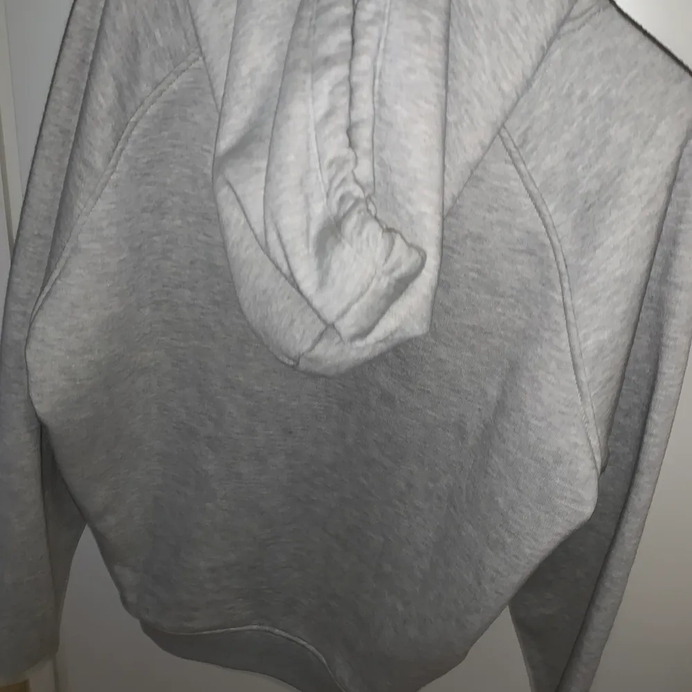 grå hoodie från bikbok i storlek xs, passar även s. jättebra skick, använt endast 2 gånger så inte nopprig alls. som ny. köpare står för frakt. . Hoodies.