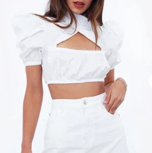 Vit croptop från Chiquelle  - Supersöt vit croppad topp med puffärmar från Chiquelle. Toppen är helt ny och har kvar alla lappar. Nypris 399kr. Kan skickas om köparen står för frakten. 