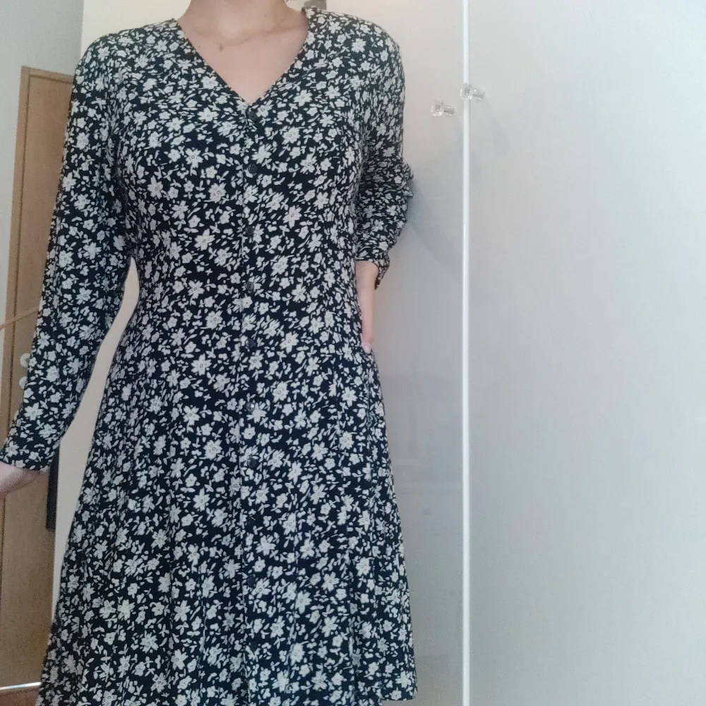 🌟 Rensar inför flytt, sista juli skänker jag bort allt som inte sålts! 🌟 Vintage klänning från H&M, med flowy paasform och blommigt mönster i strl 42 (liten i storleken). Spårbar frakt på 63 kr!. Klänningar.