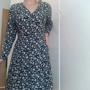 🌟 Rensar inför flytt, sista juli skänker jag bort allt som inte sålts! 🌟 Vintage klänning från H&M, med flowy paasform och blommigt mönster i strl 42 (liten i storleken). Spårbar frakt på 63 kr!