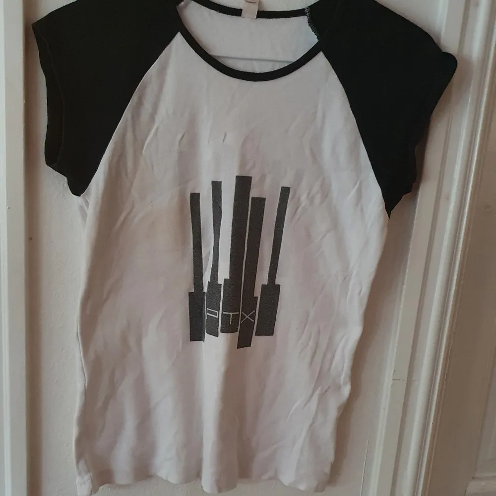 Vit och svart t-shirt med loggan för acapella-gruppen Pentatonix. Storlek S och i bra skick. Köpt från internet. Säljs då jag inte lyssnar på deras musik längre. Kontakta vid frågor/intresse 💜 frakt inräknad. T-shirts.