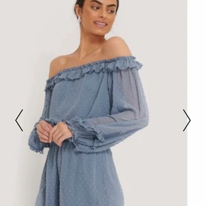 Somrig playsuit -  ¡Lånade bilder! Sjukt fin playsuit som tyvärr är för stor för mig :/ använd en gång. 