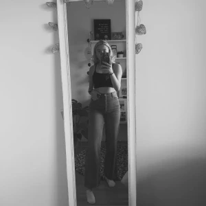 S/36 - Ett par skitsnygga jeans från bikbok! Säljs inte längre, storlek S men passar xs och m med då de är väldigt stretchiga! Ny pris: 599. De är blå, har filter på!