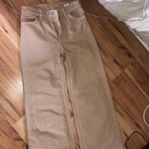 Monki jeans, beiga  - Säljer dessa monki jeans! Säljer dom för att dom är för små & har aldrig kommit till användning! Frakten kostar 39kr!