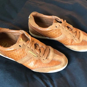 Michael kors skor - Bruna Michael kors skor, storlek 37. 500kr inklusive frakt.