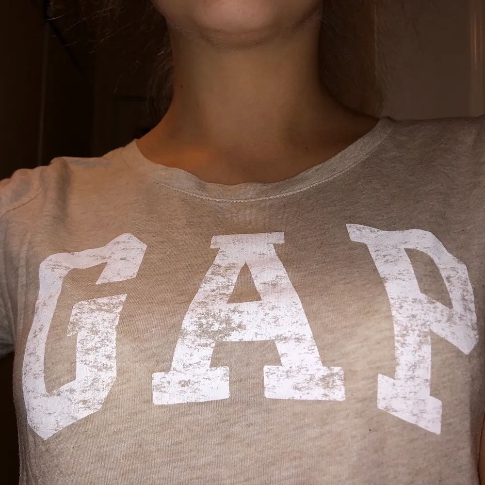 Beige T-shirt från GAP. Skicka ett meddelande till mig om du vill ha fler/bättre bilder! ☺️ 20kr+frakt . T-shirts.
