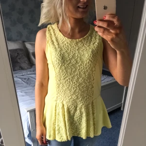 Linne från MQ - Gulligt linne som alltid gett mig många komplimanger, dock lite stort för mig så blev inte använt så ofta som det förtjänar. Köpare står för frakt!