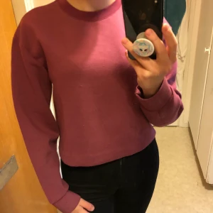 Tröja - Plommonfärgad tröja från Carin Wester. Inköpt 2017, knappt använd. Strl XS, men passar även S. Skicka ett meddelande till mig om du vill ha fler/bättre bilder! ☺️ 50kr+frakt