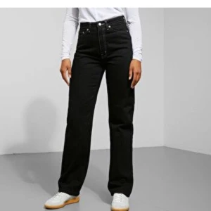 Weekday jeans - Jeans från weekday i modellen Rowe. Svarta med vita sömmar. Väldigt bra skick, säljer de då inte passade.